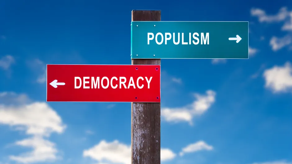 Zwei Schilder an einem Pfahl